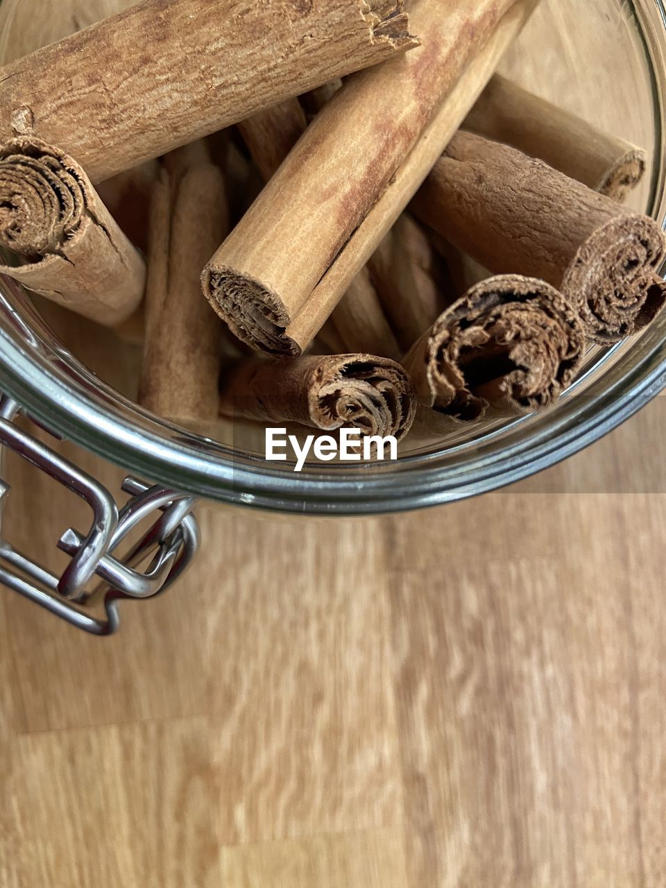 HIGH ANGLE VIEW OF COFFEE ON TABLE