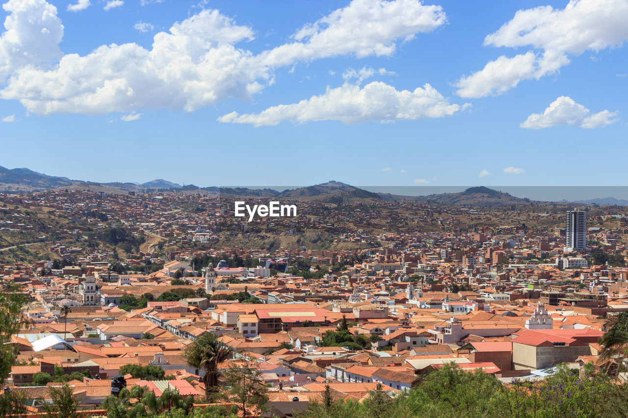 HIGH ANGLE VIEW OF TOWNSCAPE AGAINST SKY IN CITY