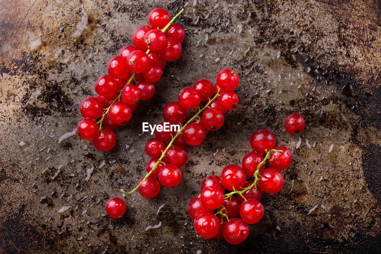 HIGH ANGLE VIEW OF RED BERRIES ON WOOD