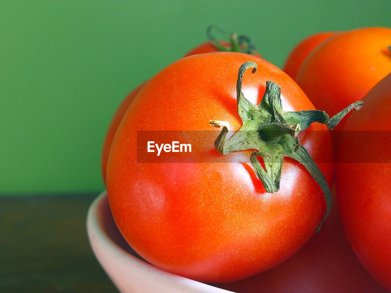 CLOSE-UP OF TOMATOES