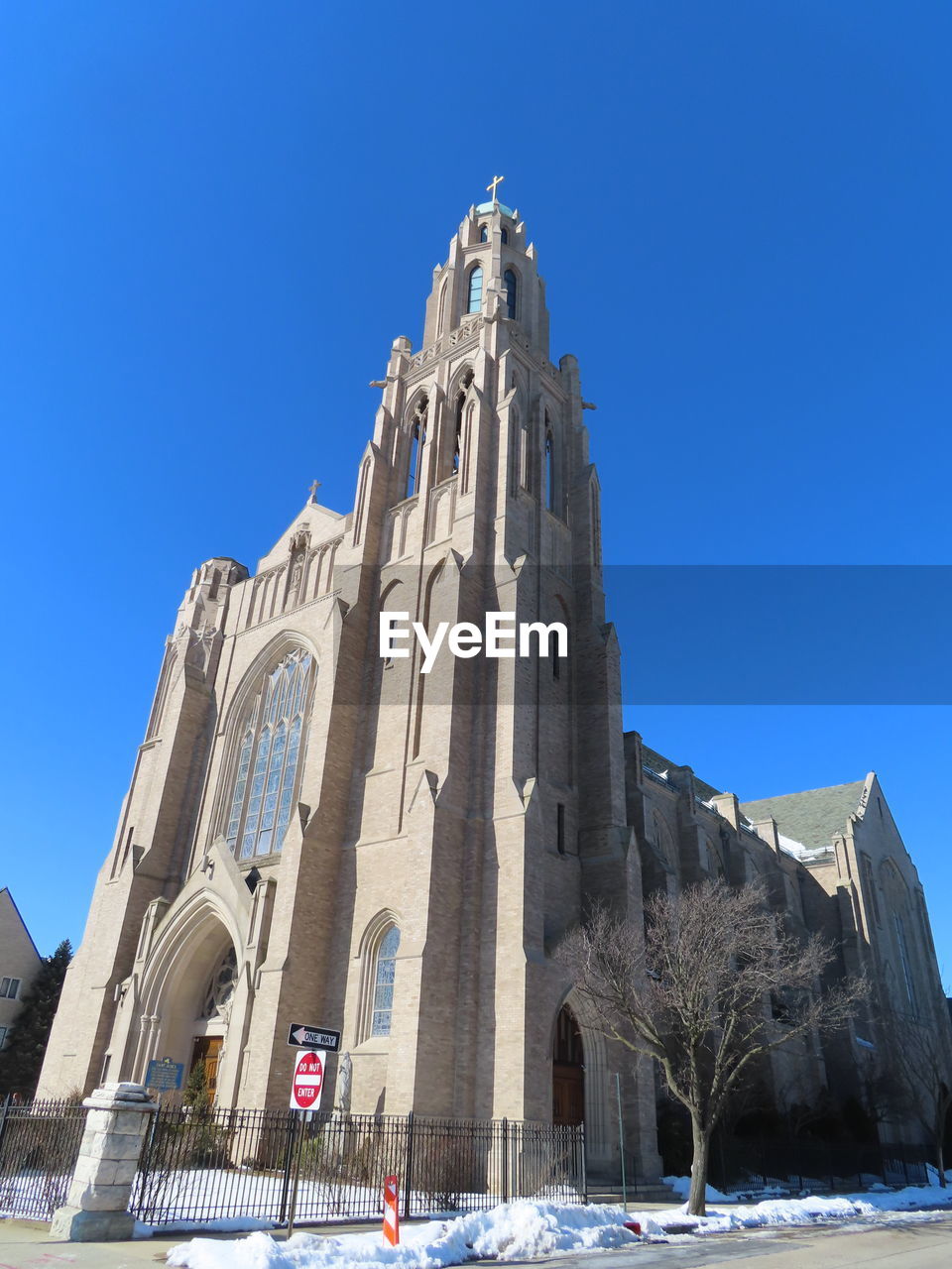 LOW ANGLE VIEW OF HISTORICAL BUILDING AGAINST CLEAR SKY