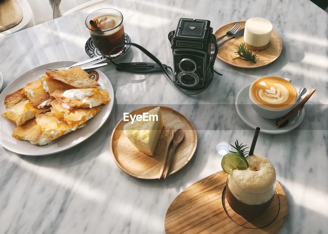 HIGH ANGLE VIEW OF BREAD AND VEGETABLES ON TABLE