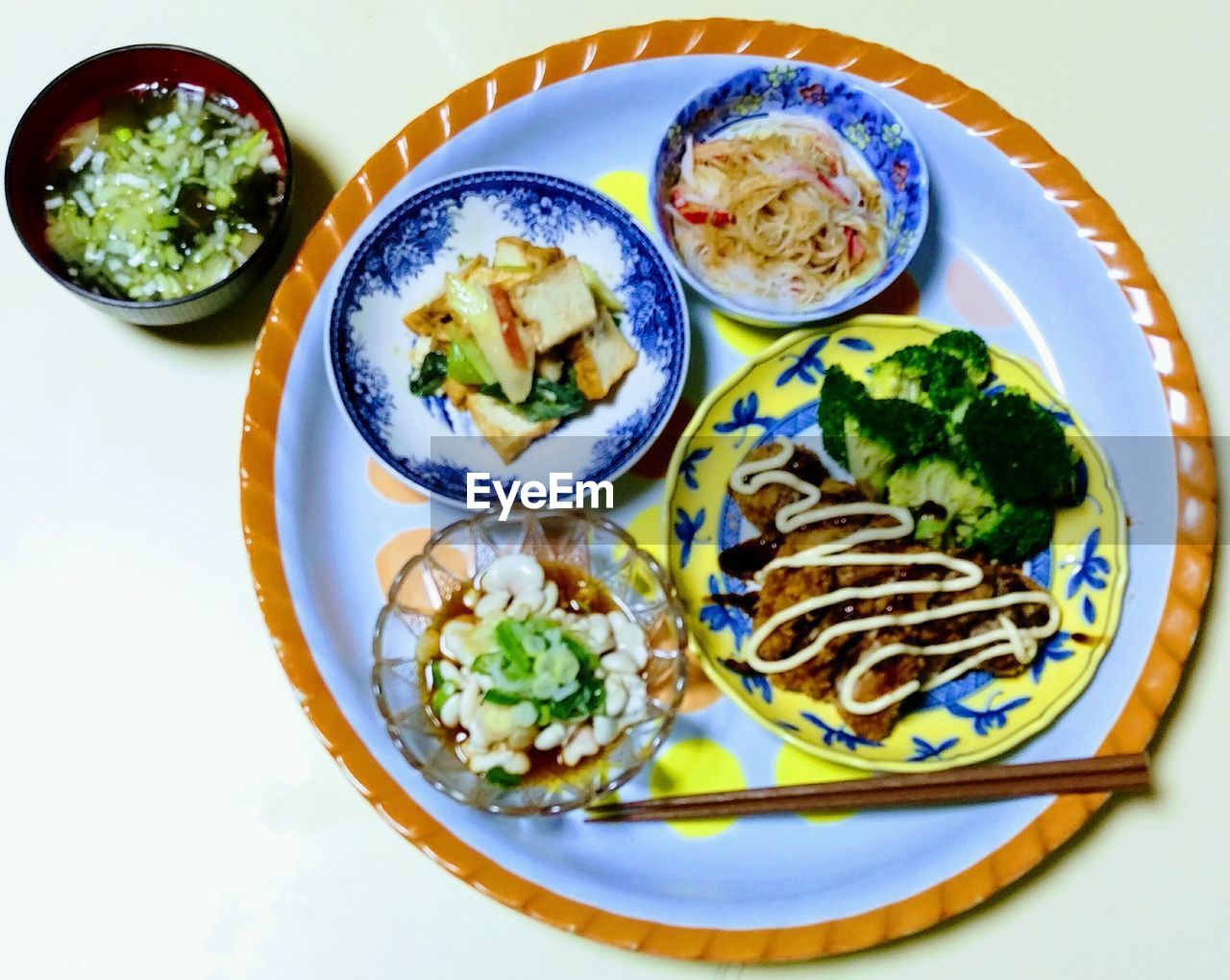 HIGH ANGLE VIEW OF FOOD IN PLATE