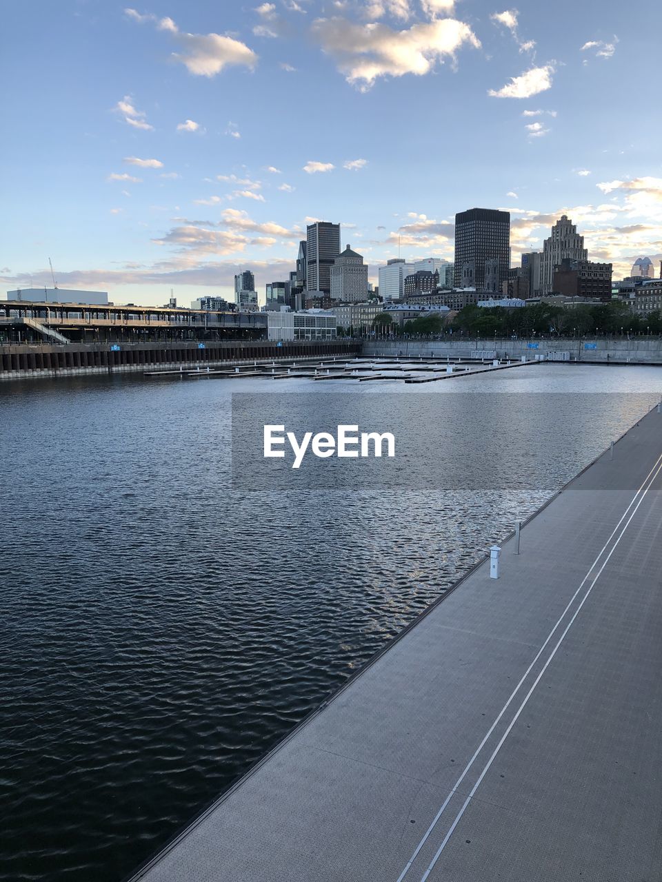 SCENIC VIEW OF RIVER BY BUILDINGS AGAINST SKY