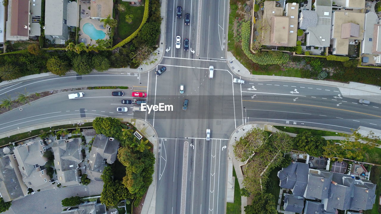 HIGH ANGLE VIEW OF CARS ON CITY STREET