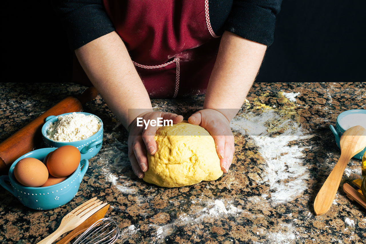 MIDSECTION OF PERSON PREPARING FOOD