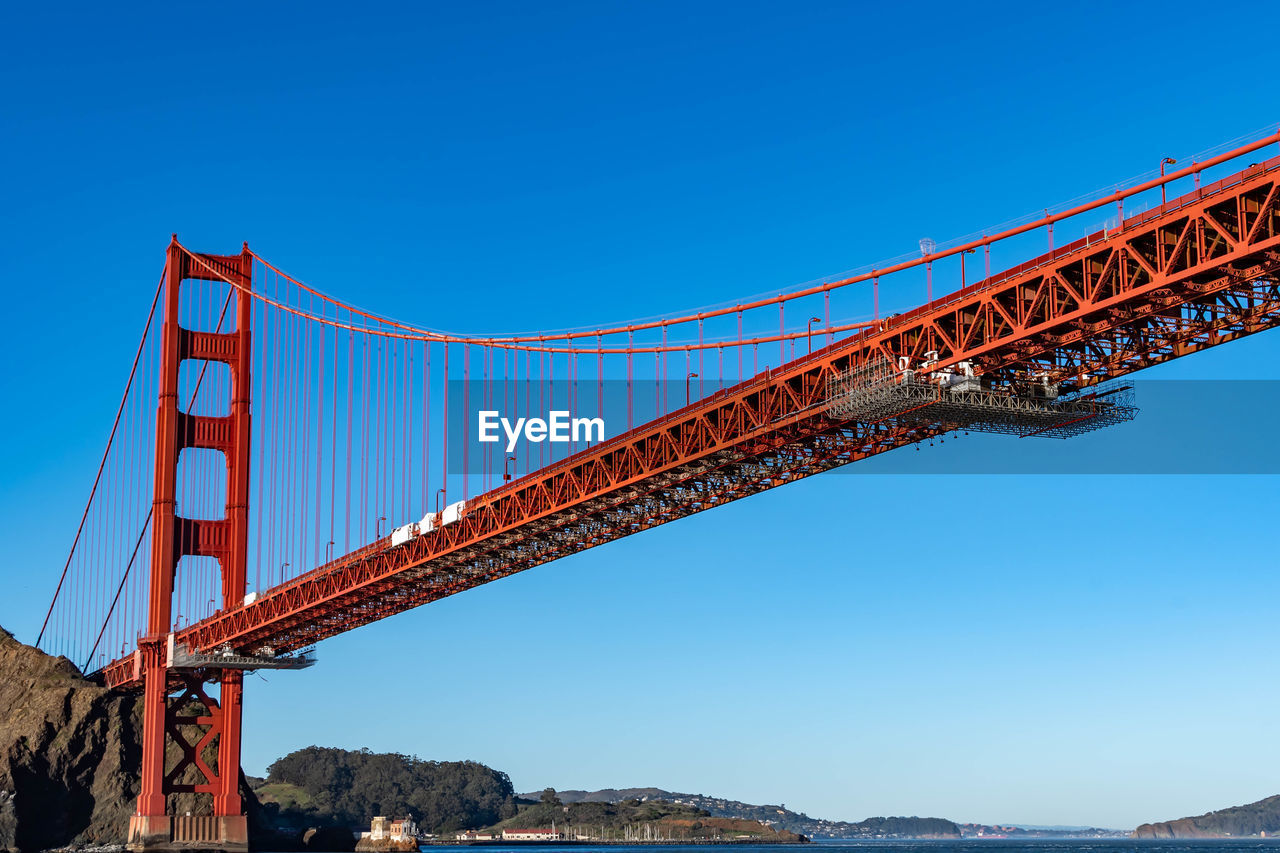 LOW ANGLE VIEW OF SUSPENSION BRIDGE AGAINST CLEAR SKY