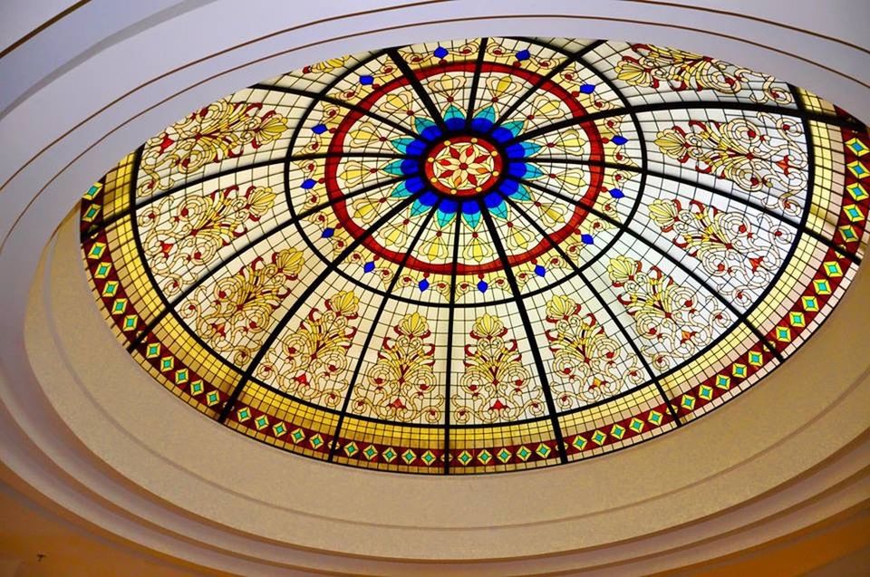 LOW ANGLE VIEW OF ORNATE CEILING