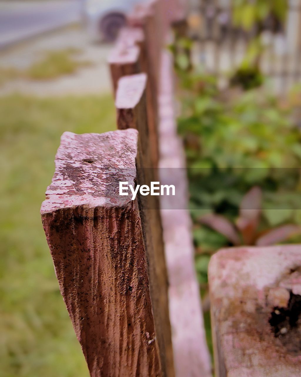 CLOSE-UP OF WOODEN FENCE
