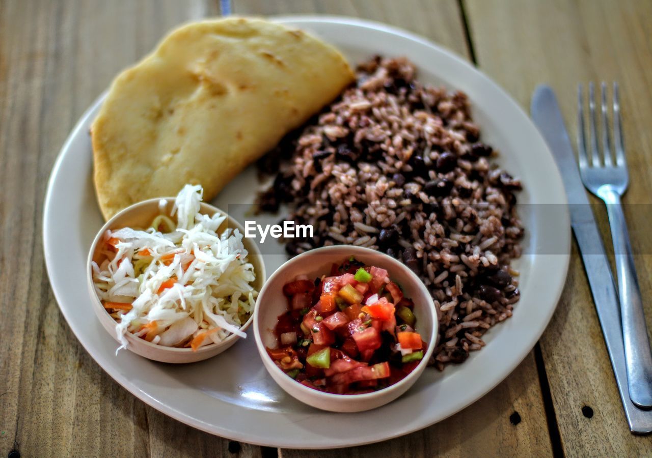 HIGH ANGLE VIEW OF FOOD SERVED IN PLATE