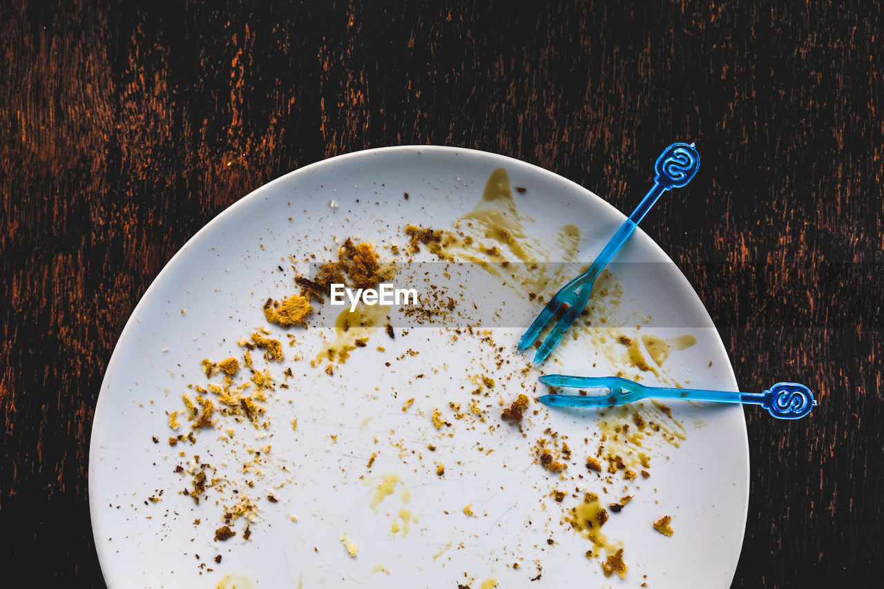 DIRECTLY ABOVE SHOT OF FOOD IN PLATE ON TABLE