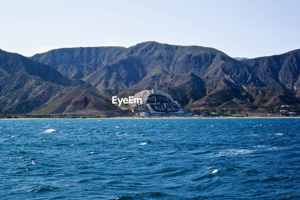 SCENIC VIEW OF SEA AND MOUNTAINS AGAINST SKY