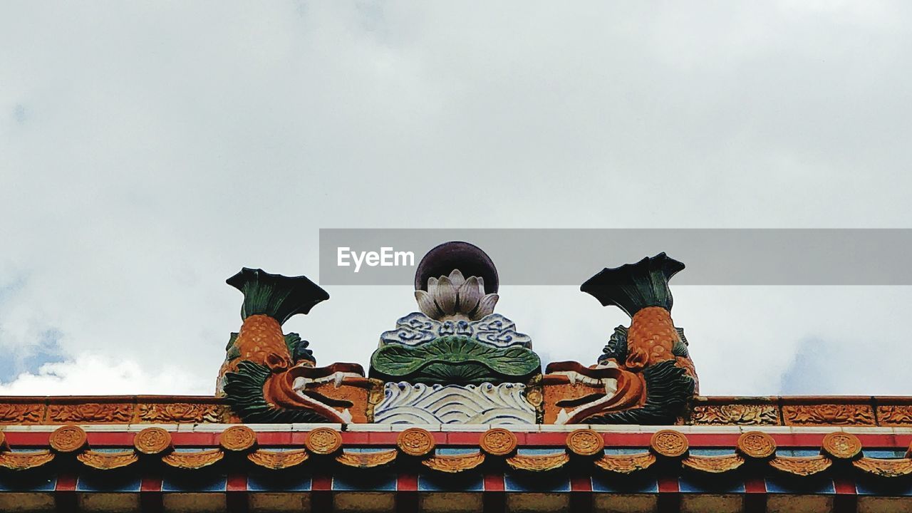 LOW ANGLE VIEW OF ANGEL STATUE AGAINST SKY