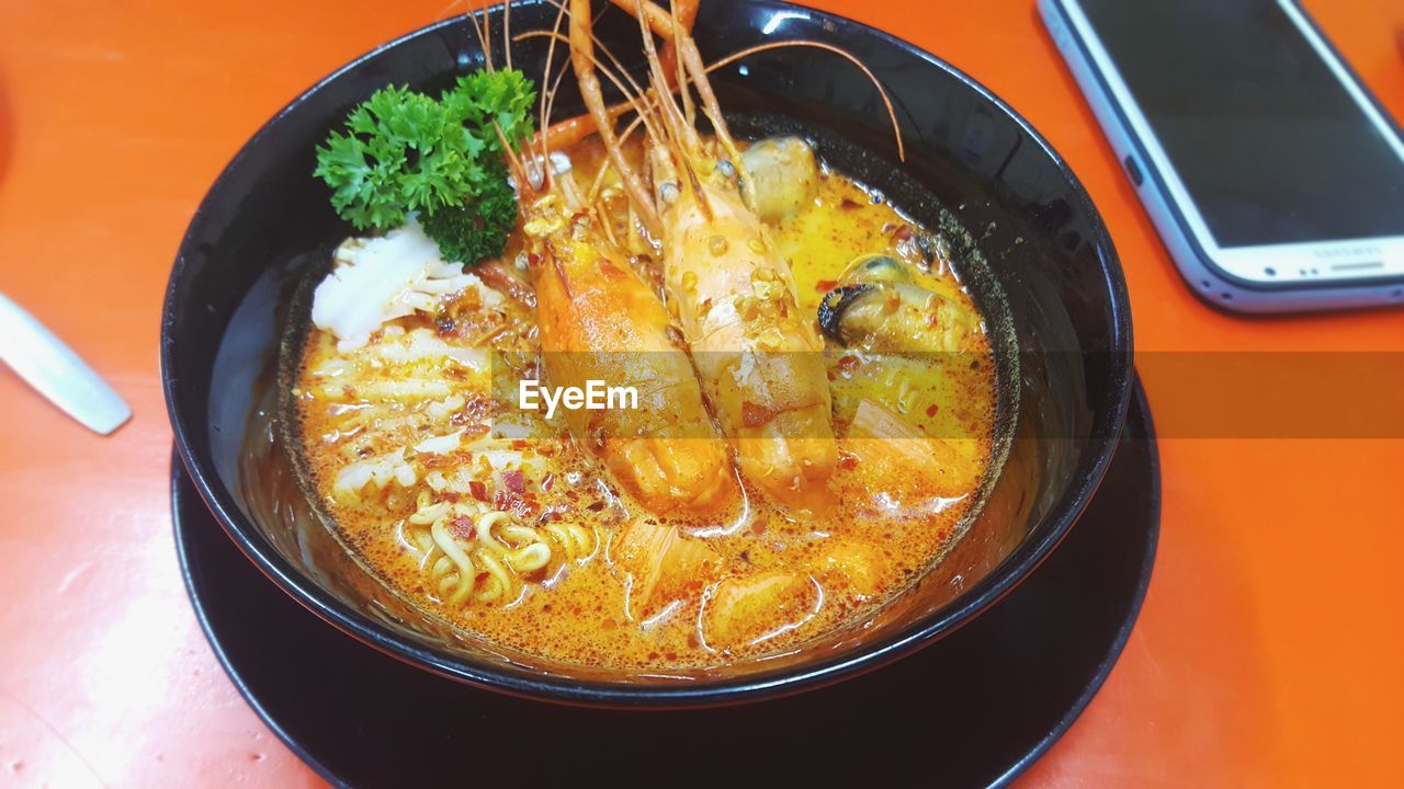 HIGH ANGLE VIEW OF FOOD IN BOWL