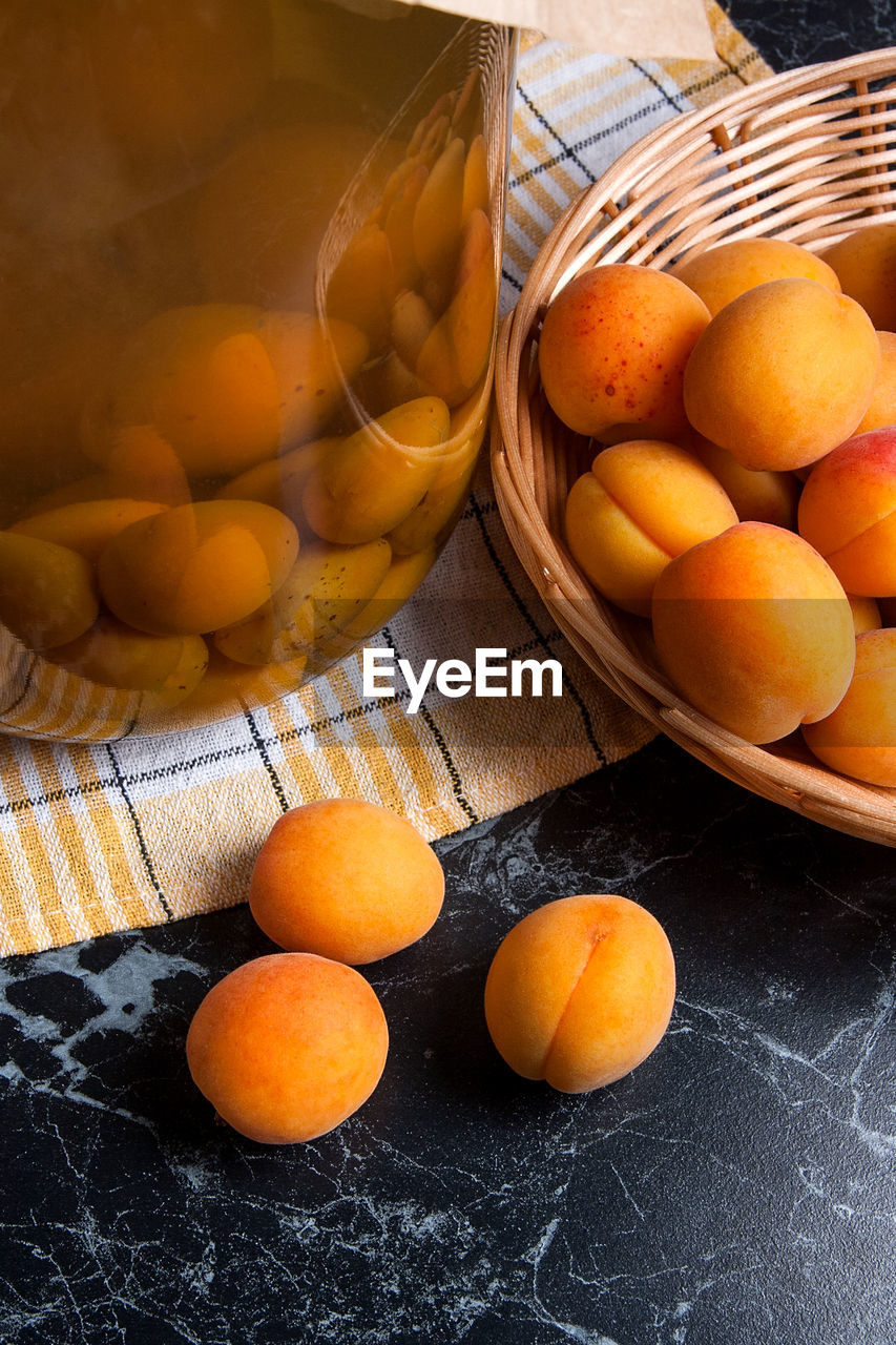 HIGH ANGLE VIEW OF ORANGE FRUITS IN BASKET