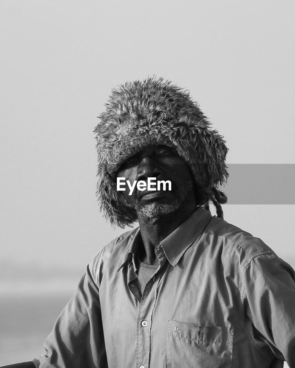 PORTRAIT OF MAN WEARING HAT AGAINST SKY