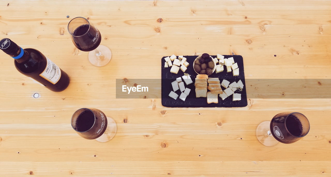 HIGH ANGLE VIEW OF BEER ON TABLE