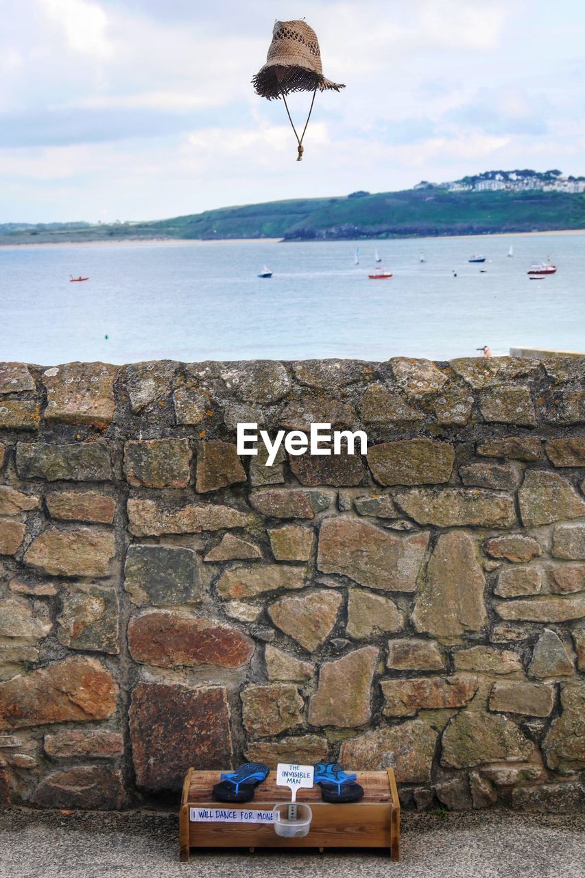 Retaining wall against sea