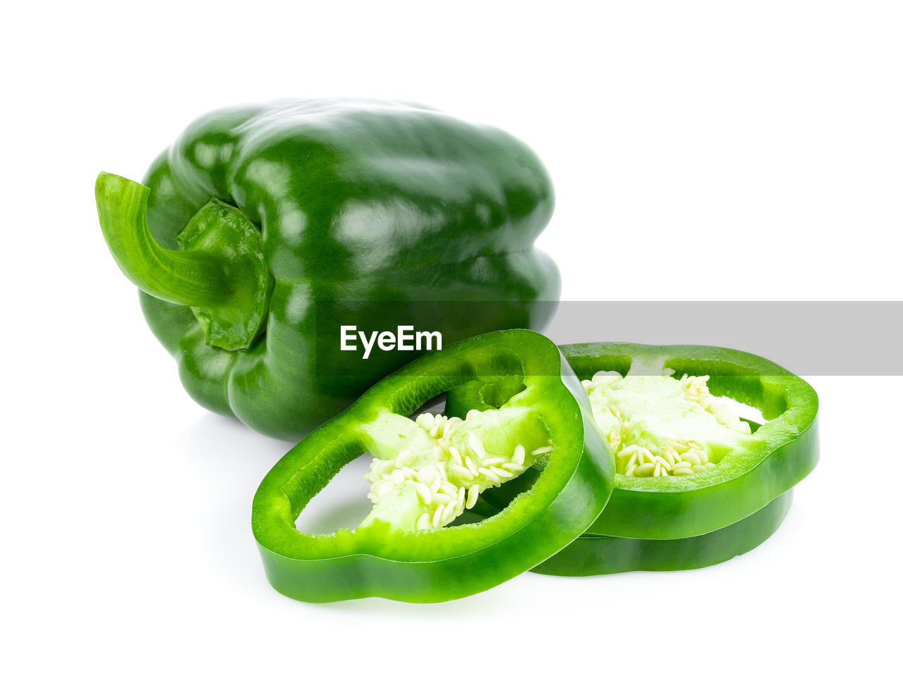 CLOSE-UP OF GREEN BELL PEPPERS IN PLATE