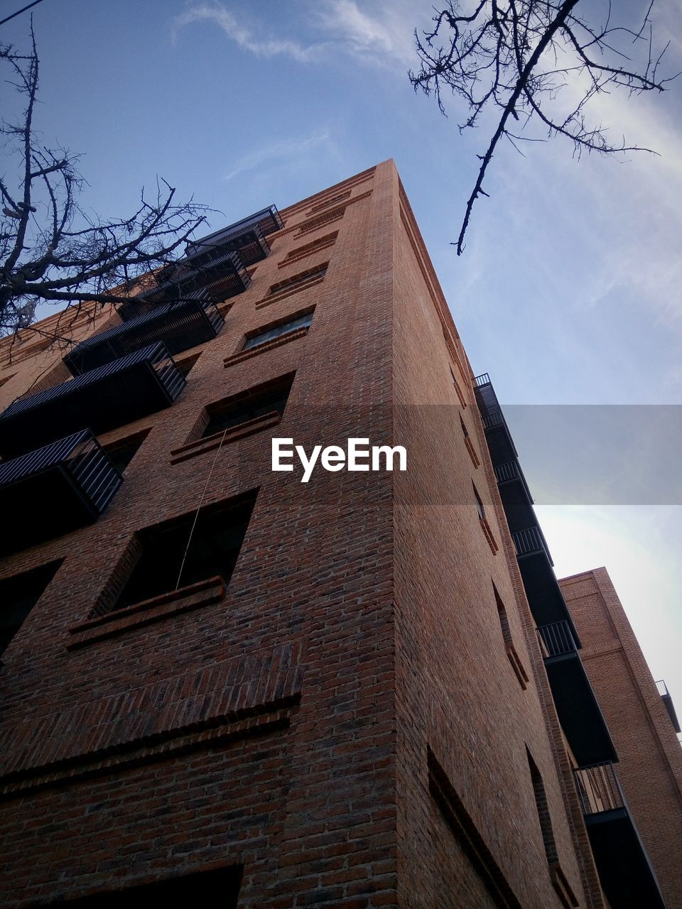 LOW ANGLE VIEW OF BUILDINGS AGAINST SKY