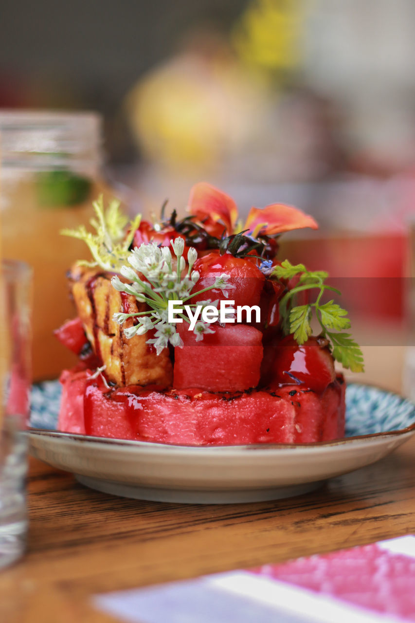 CLOSE-UP OF FRUIT SALAD IN PLATE