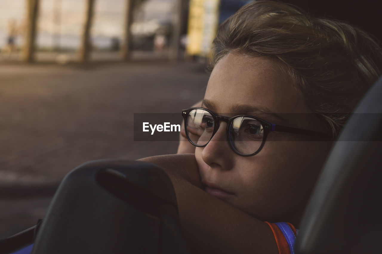 CLOSE-UP PORTRAIT OF YOUNG WOMAN WITH SUNGLASSES