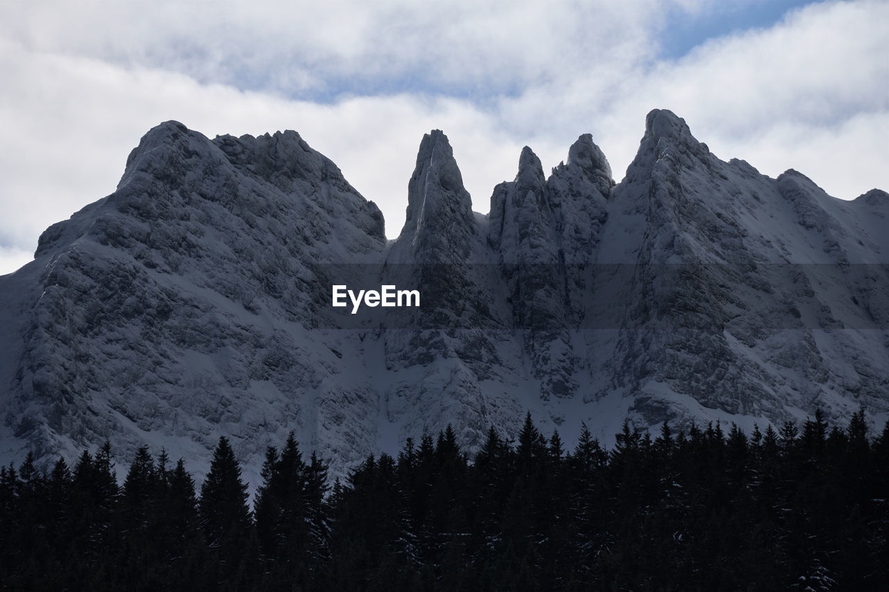 LOW ANGLE VIEW OF MOUNTAINS AGAINST SKY