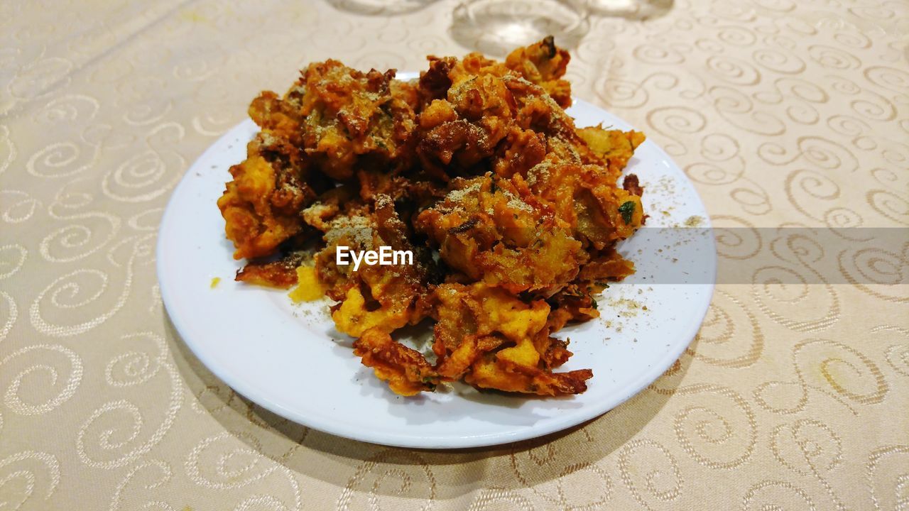 HIGH ANGLE VIEW OF FOOD SERVED IN PLATE