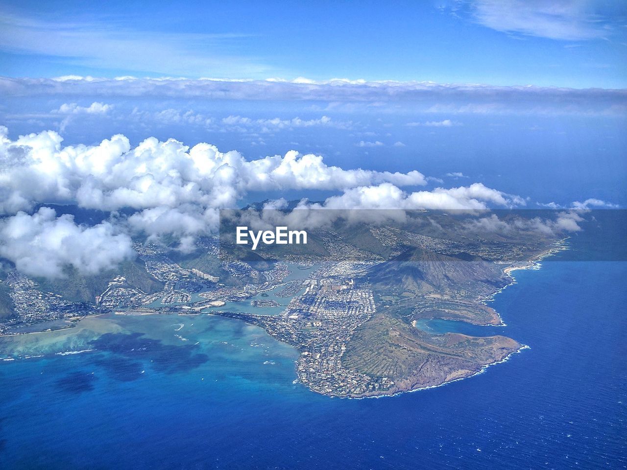 AERIAL VIEW OF SEA AGAINST MOUNTAINS