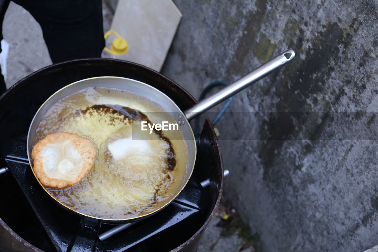 HIGH ANGLE VIEW OF PREPARING FOOD IN CONTAINER