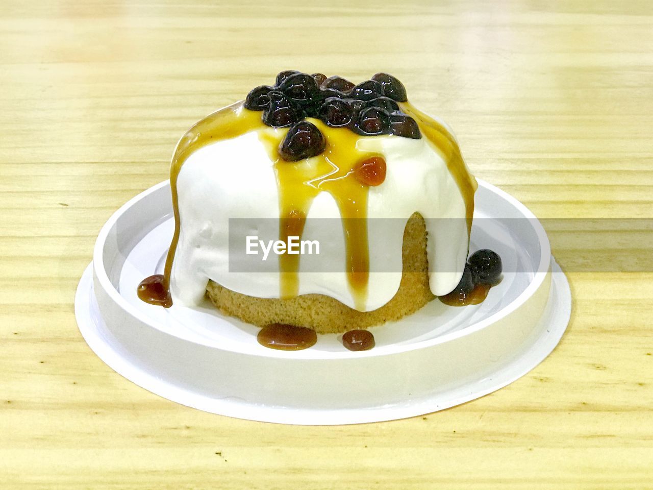 HIGH ANGLE VIEW OF CAKE IN PLATE