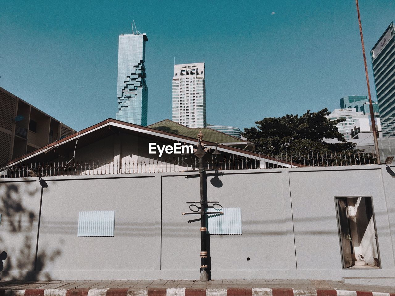 LOW ANGLE VIEW OF BUILDING AGAINST CLEAR BLUE SKY