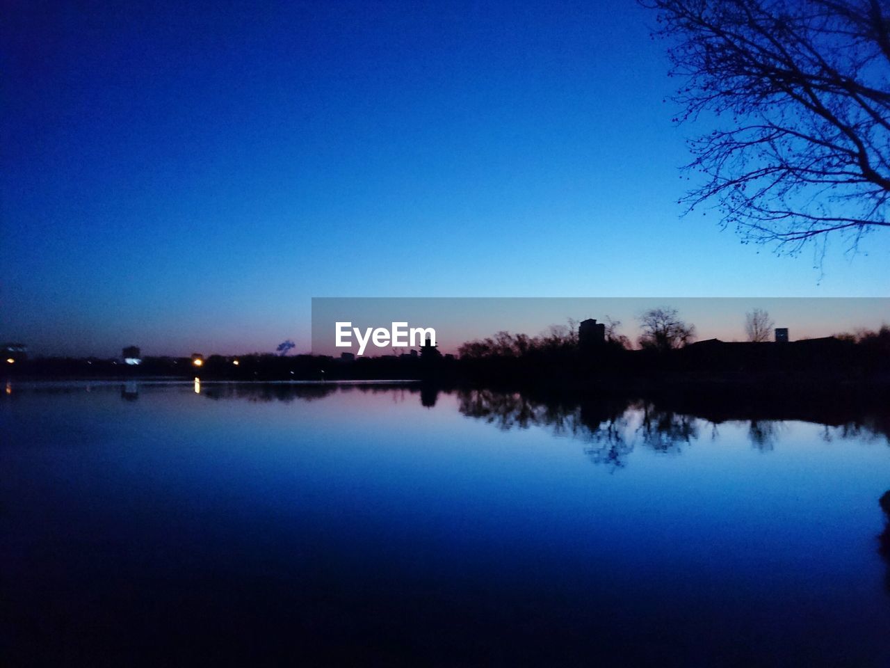 SCENIC VIEW OF LAKE AGAINST CLEAR SKY DURING SUNSET