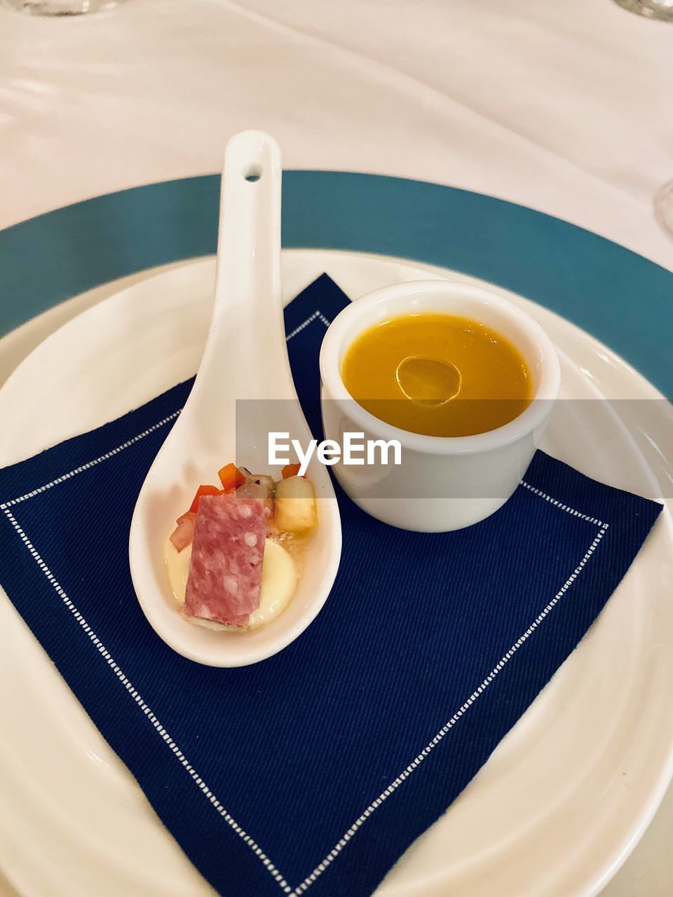 HIGH ANGLE VIEW OF BREAKFAST SERVED IN PLATE ON TABLE