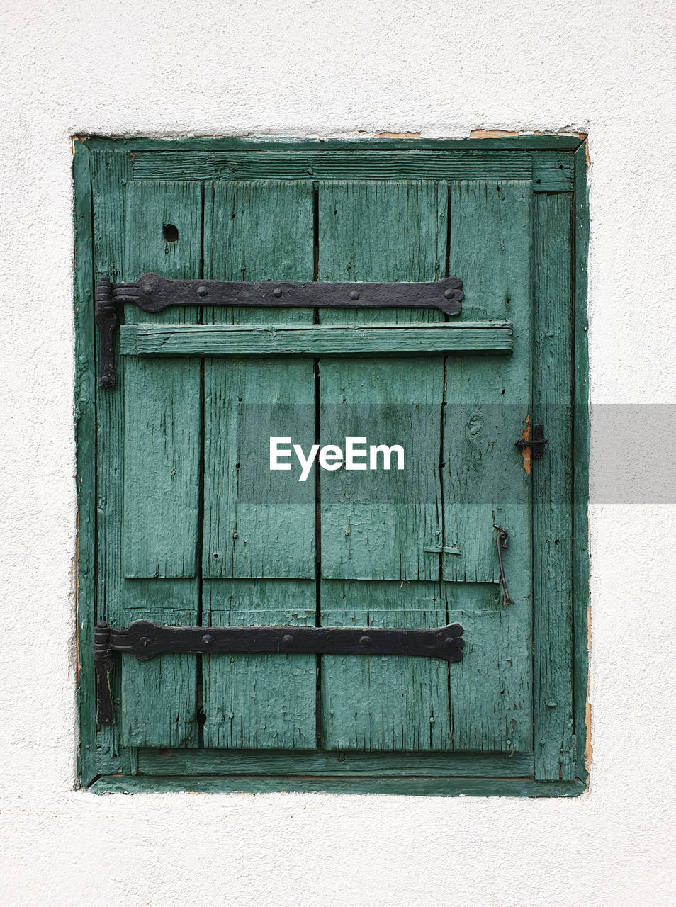 CLOSED WINDOW OF OLD BUILDING