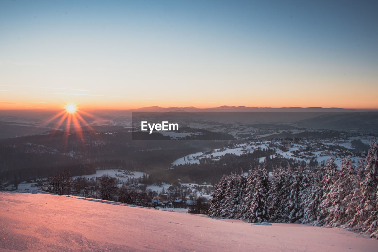 Fabulous sunrise on barania gora in the polish beskydy mountains overlooking the valley