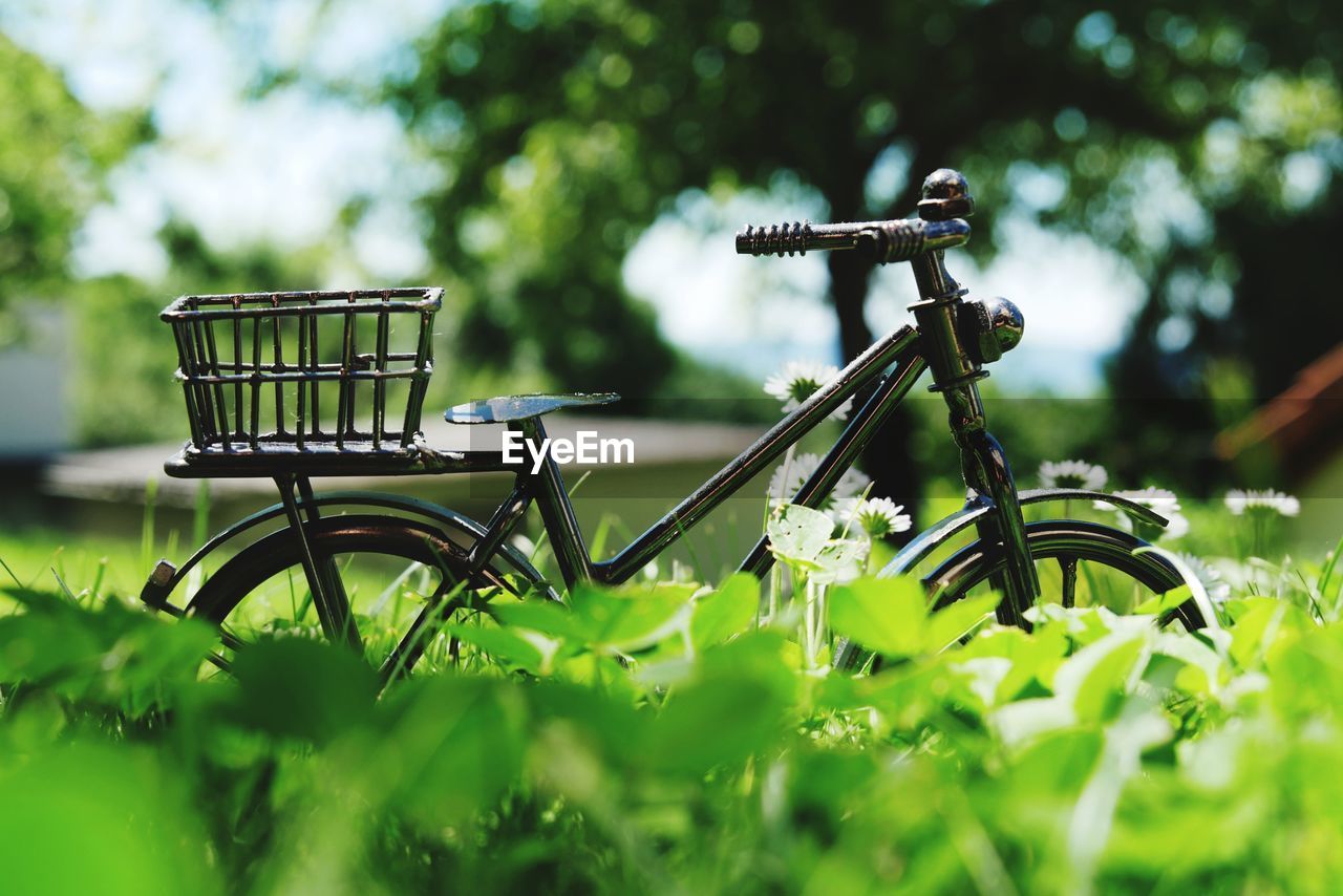 CLOSE-UP OF WICKER BASKET