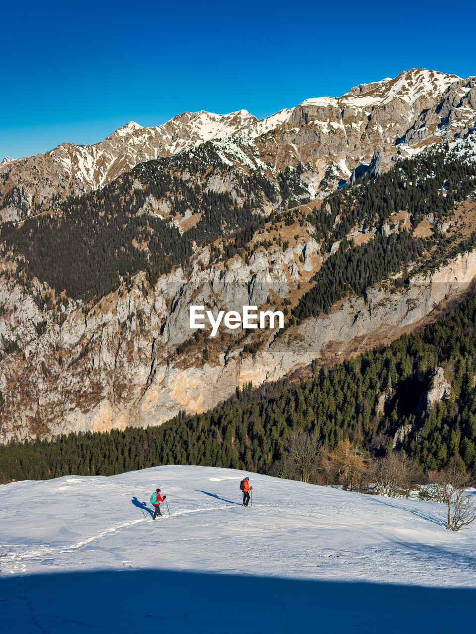 SCENIC VIEW OF SNOWCAPPED MOUNTAIN AGAINST SKY