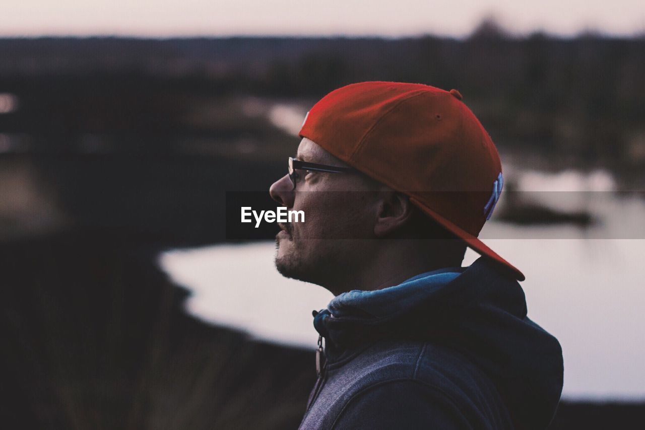 CLOSE-UP OF A YOUNG MAN WEARING EYEGLASSES