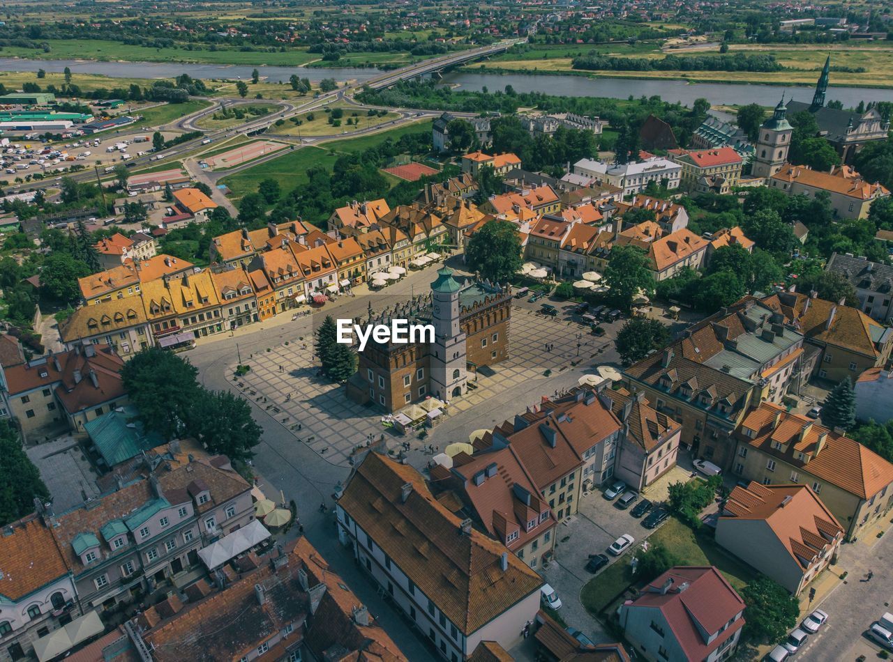 HIGH ANGLE VIEW OF BUILDINGS IN CITY