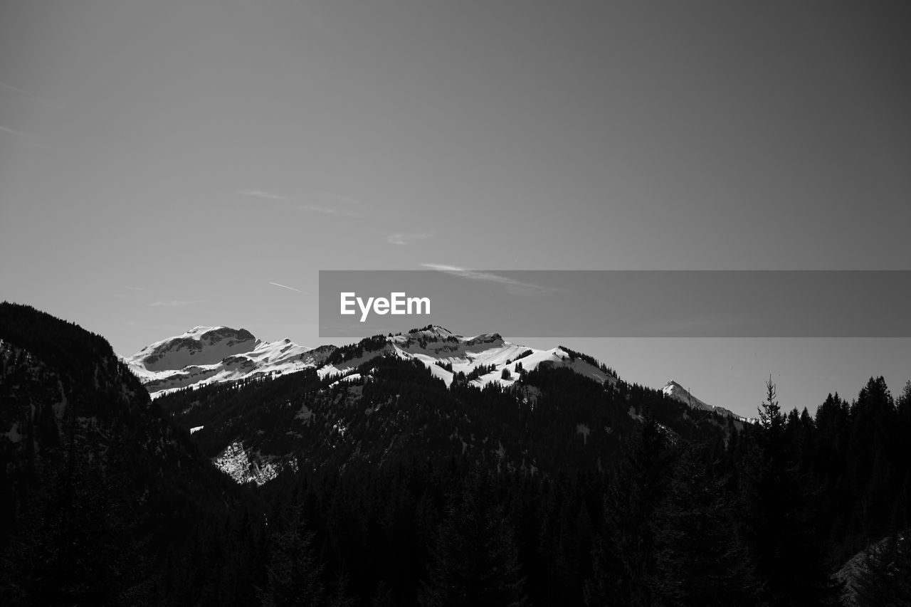 PANORAMIC VIEW OF SNOWCAPPED MOUNTAINS AGAINST SKY