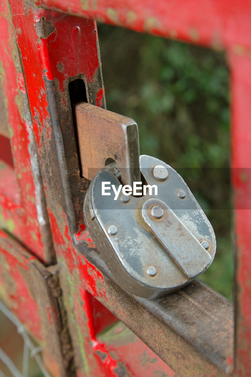 CLOSE-UP OF PADLOCK ON METAL