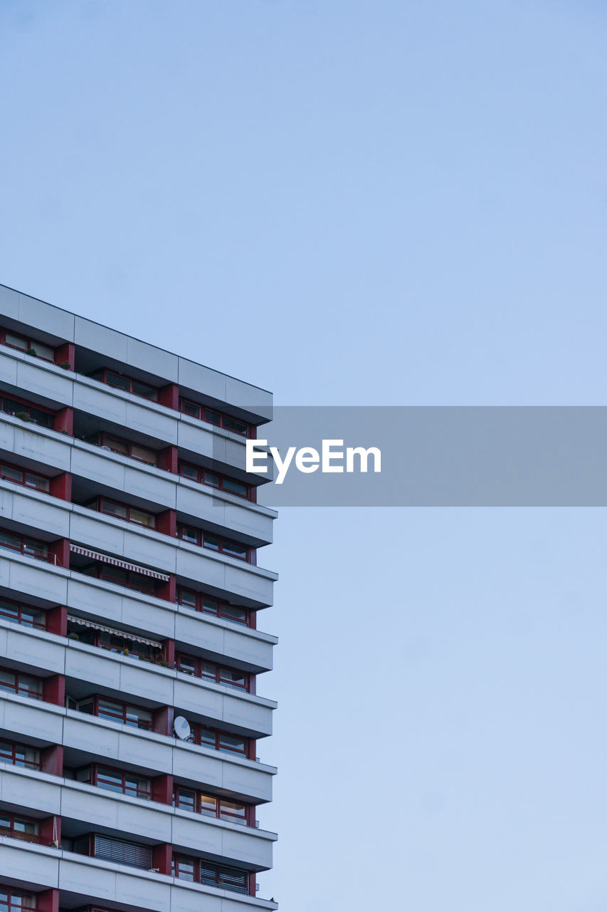 LOW ANGLE VIEW OF BUILDING AGAINST CLEAR BLUE SKY