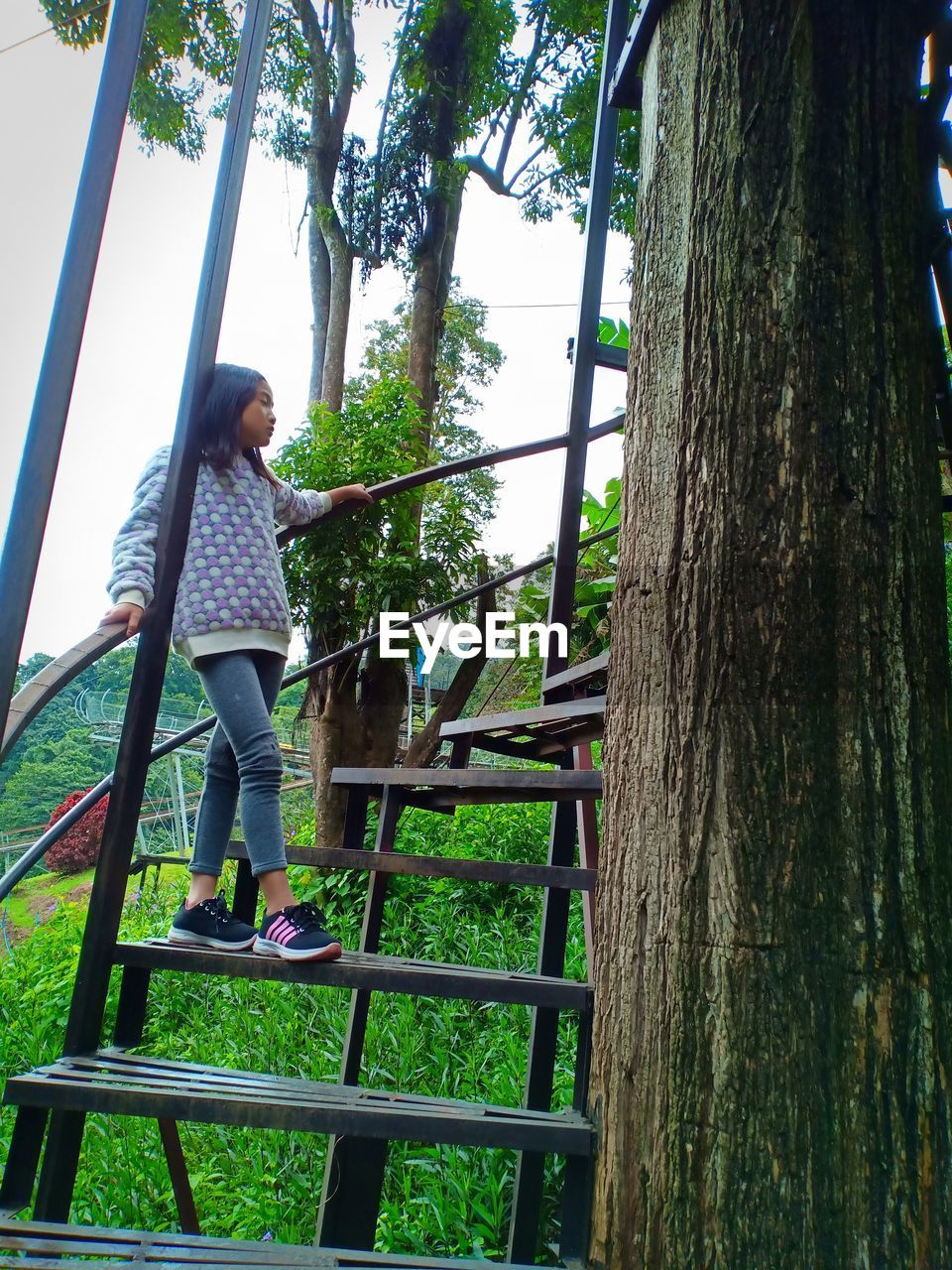 FULL LENGTH OF WOMAN STANDING BY TREE