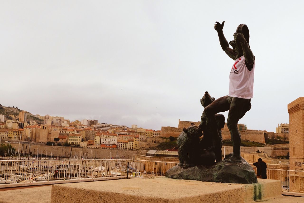 Bear trainer and dancing bears bronze statue in city