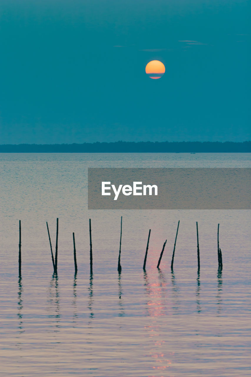 SCENIC VIEW OF SEA AGAINST SKY AT NIGHT