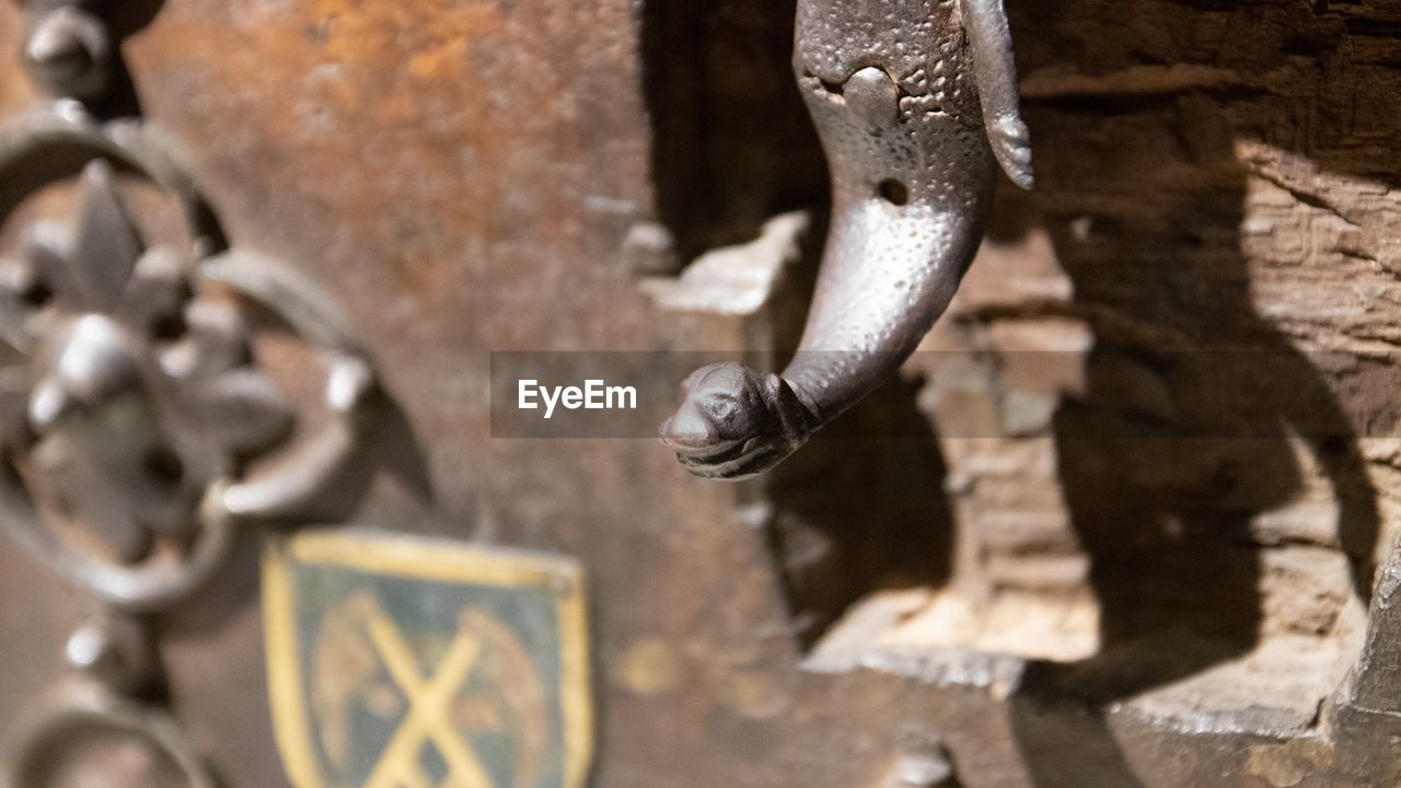 CLOSE-UP OF RUSTY STATUE