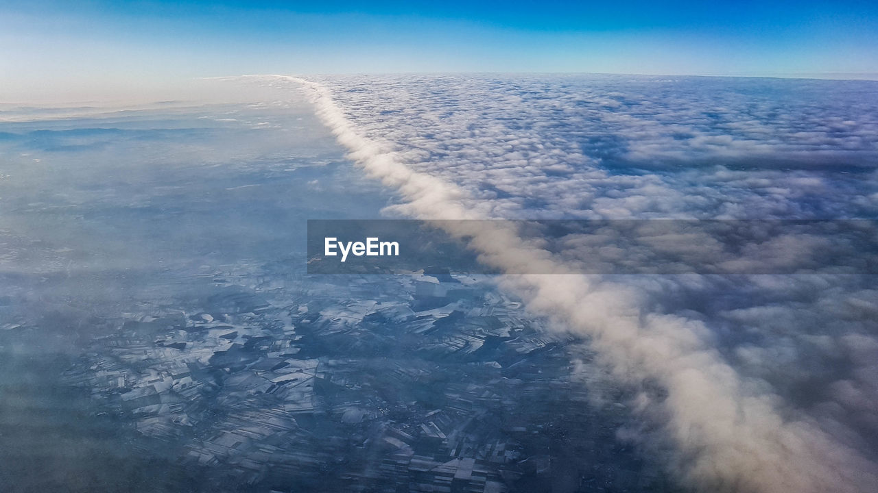 AERIAL VIEW OF VAPOR TRAIL AGAINST SKY