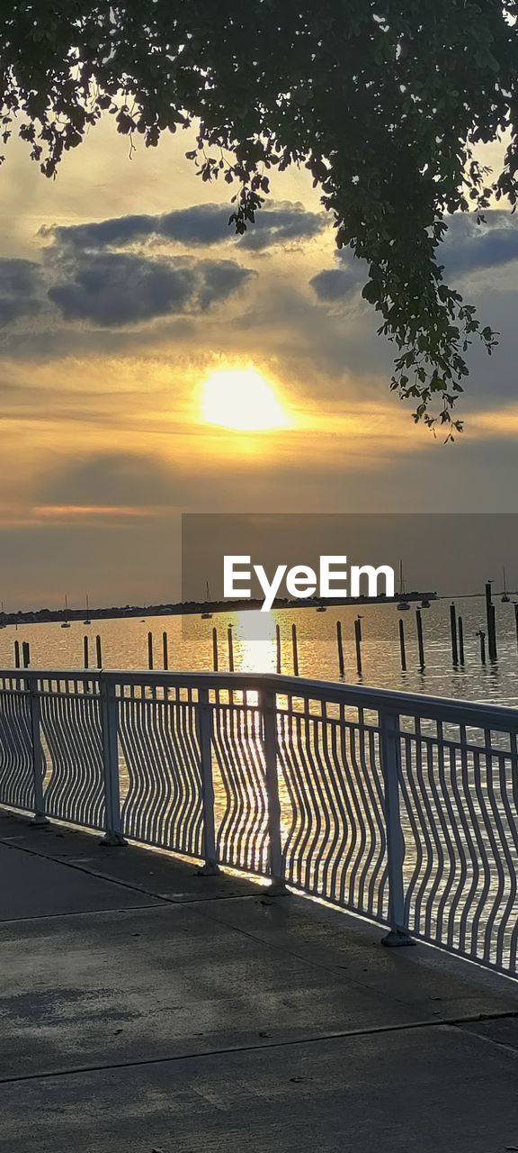 SCENIC VIEW OF SEA AGAINST SKY AT SUNSET