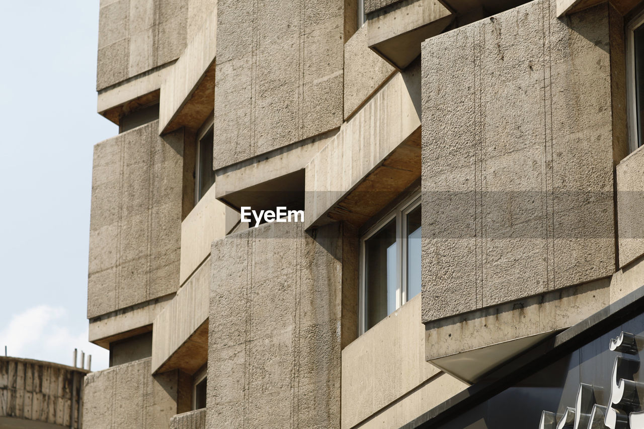 LOW ANGLE VIEW OF BUILDINGS IN CITY